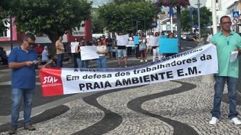 Imagem de Trabalhadores da Praia Ambiente manifestaram-se pelas ruas da cidade esta manhã