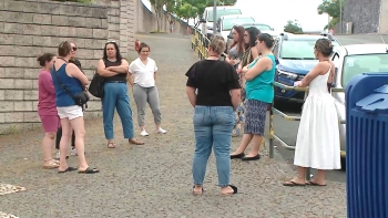 Imagem de Pais dos alunos da EB. Cinco Ribeiras recusam proposta de reagrupamento na Escola de São Bartolomeu