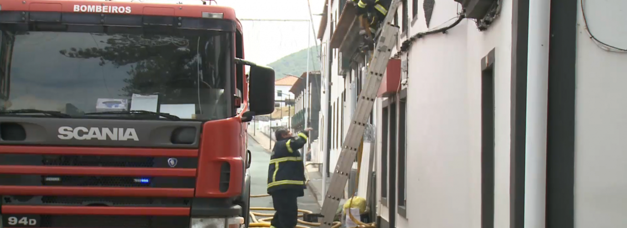 Imagem de Incêndio destrói restaurante e fere bombeiro na Graciosa