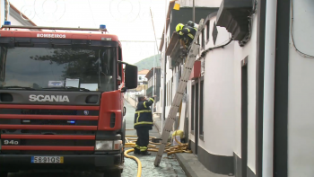 Imagem de Incêndio destrói restaurante e fere bombeiro na Graciosa
