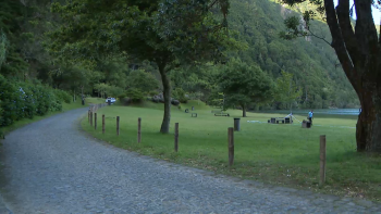 Imagem de Reforçada sinalização na Lagoa das Sete Cidades após duas mortes em menos de duas semanas