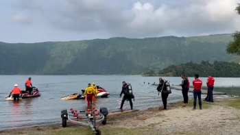 Imagem de Condições na água dificultam buscas na lagoa das Sete Cidades
