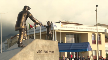 Imagem de Ribeira Grande homenageia soldados da paz com Monumento ao Bombeiro