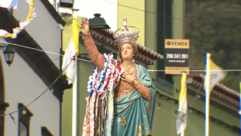 Imagem de Água de Pau honra Nossa Senhora dos Anjos com procissão rue reúne milhares de fiéis