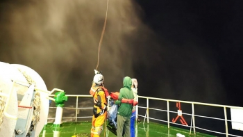 Imagem de Marinha resgata 11 tripulantes de embarcação de pesca ao largo dos Açores