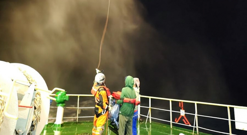 Imagem de Marinha coordena resgate de 11 tripulantes de embarcação de pesca ao largo dos Açores