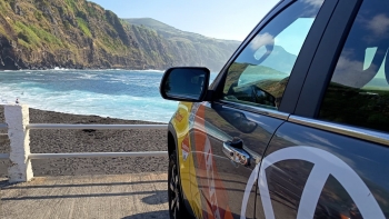 Imagem de SeaWatch efetua regate de mulher na praia dos Mosteiros