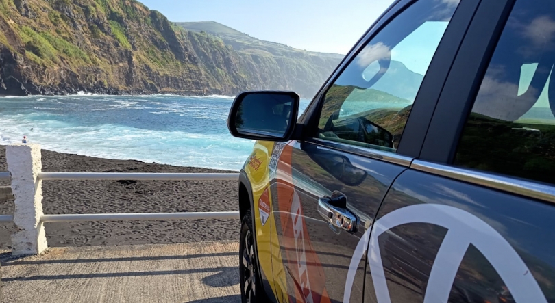 Imagem de SeaWatch efetua resgate de mulher na praia dos Mosteiros