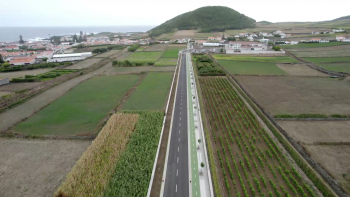 Imagem de Graciosa inaugura variante a Santa Cruz e homenageia Maria Leónia Fagundes Pereira