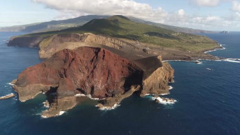Imagem de Primeira reportagem exterior da RTP foi realizada no Faial durante erupção do vulcão dos Capelinhos
