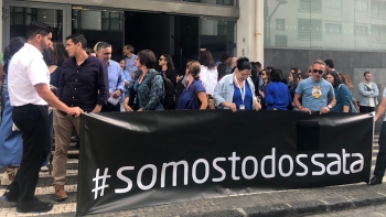Imagem de Trabalhadores da SATA em protesto, esta tarde, frente à sede da empresa