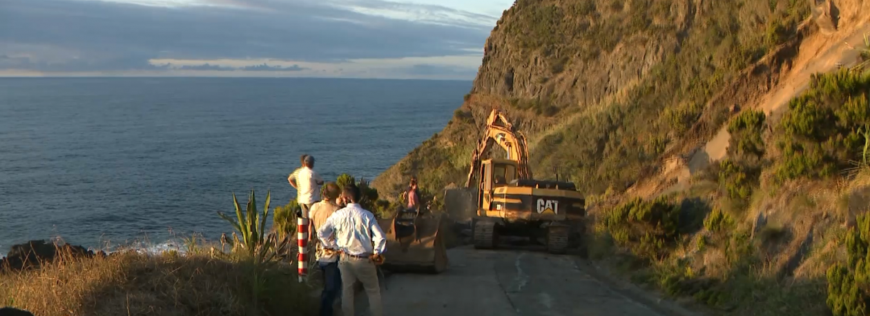 Imagem de Derrocada no caminho de acesso à Ferraria, em São Miguel