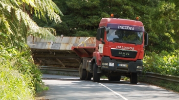 Imagem de Despiste de camião obriga a encerramento da estrada de acesso à Lagoa do Fogo