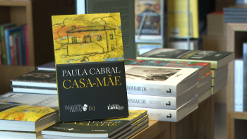 Imagem de ‘Casa-Mãe’: Paula Cabral lança obra que explora memórias, emigração e luto