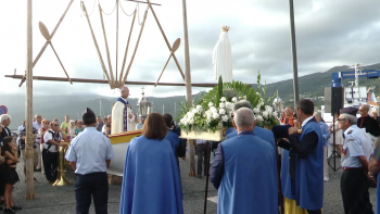 Imagem de Centenas de pessoas participam na procissão Nossa Senhora de Lourdes