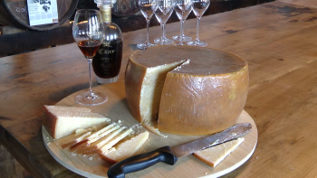 Imagem de Queijo de São Jorge de 5 anos e vinho Czar do Pico em degustação única