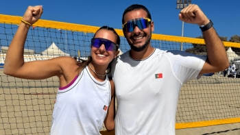 Imagem de Açorianos Martim Sousa e Marta Magalhães alcançam título inédito, no ténis de praia, em Portugal