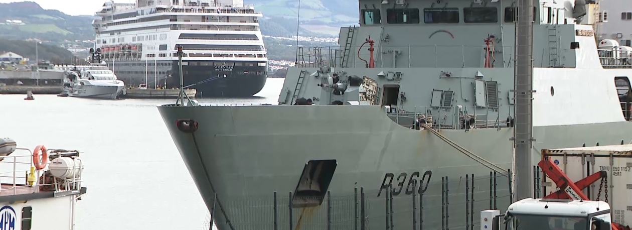 Imagem de Porto de Ponta Delgada encerra devido a disparo acidental de peça de artilharia