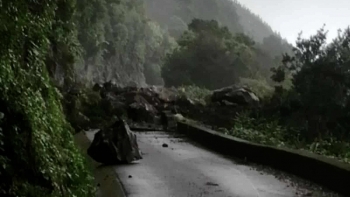 Imagem de Fajã dos Cubres isolada devido a derrocada no caminho de acesso