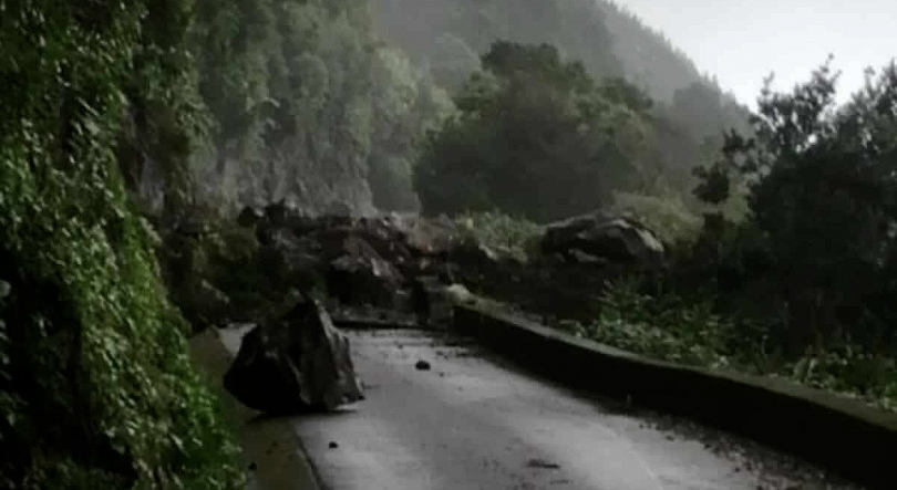 Imagem de Fajã dos Cubres isolada devido a derrocada no caminho de acesso