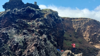 Imagem de Auxiliado pescador junto ao Forte de São Jorge na Praia da Vitória 