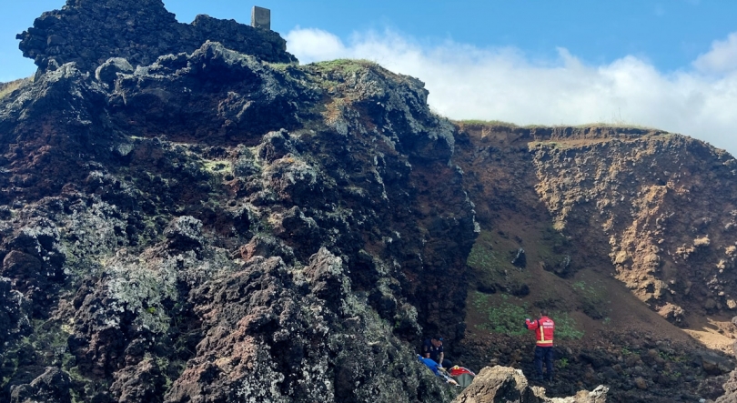 Imagem de Auxiliado pescador junto ao Forte de São Jorge na Praia da Vitória 