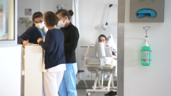 Imagem de Enfermeiros e técnicos auxiliares de saúde em greve por melhores horários e carreiras