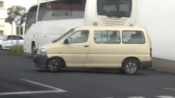 Imagem de Aluno da EBS da Calheta com acesso limitado ao transporte escolar devido a alergia