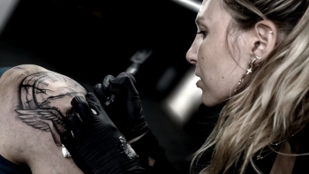 Imagem de Céline Carez quer motivar a autoestima através da arte da tatuagem