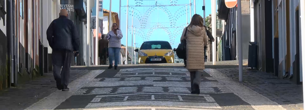 Imagem de Moradores e comerciantes contestam aplicação diurna de herbicidas na Praia da Vitória