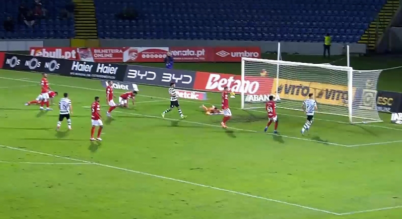Imagem de Santa Clara derrotado pelo Sporting num jogo com final polémico