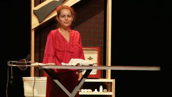 Imagem de ‘Uma Mulher Só’ no Teatro Faialense