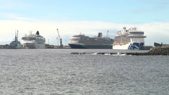 Imagem de 12 mil pessoas em 3 navios de cruzeiro no Porto de Ponta Delgada