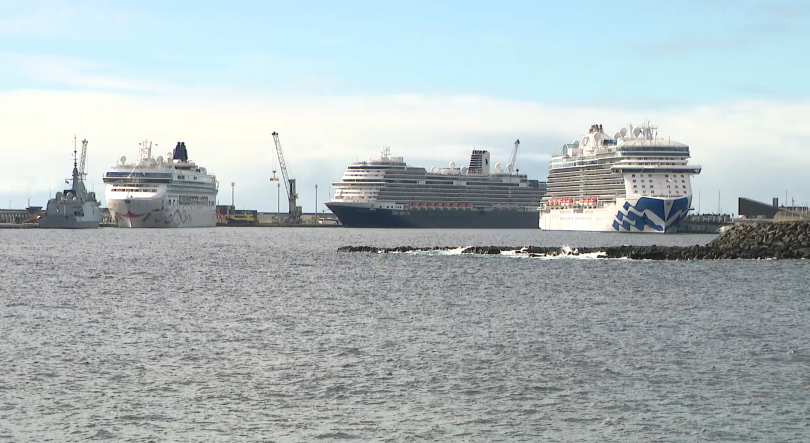 Imagem de 12 mil pessoas em 3 navios de cruzeiro no Porto de Ponta Delgada