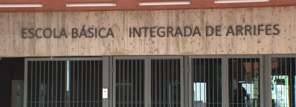 Imagem de Professor suspenso por comportamento inadequado com alunos menores