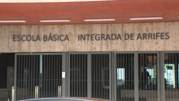 Imagem de Professor suspenso por comportamento inadequado com alunos menores