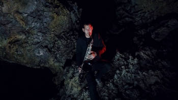 Imagem de Gruta do Carvão é palco de dois espetáculos do saxofonista açoriano Luís Senra