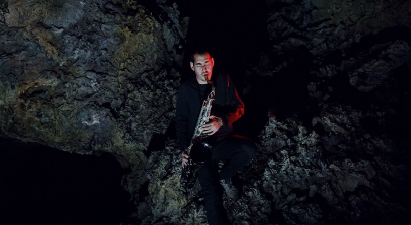 Imagem de Gruta do Carvão é palco de dois espetáculos do saxofonista açoriano Luís Senra