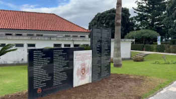 Imagem de Antigos combatentes do Ultramar homenageados em Santa Cruz das Flores com um memorial