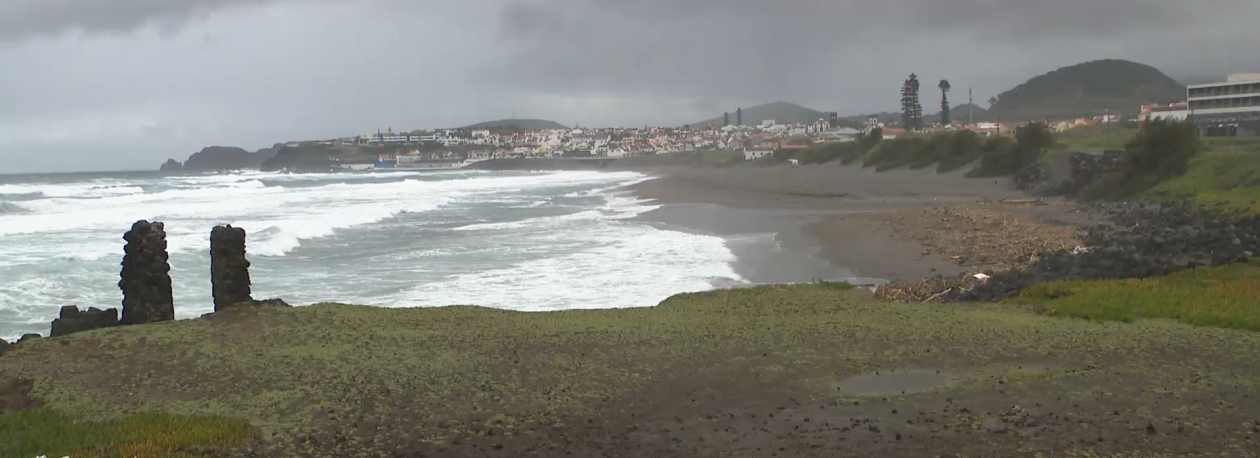 Imagem de Save Azores Waves e SOS Monte Verde alertam: Praia do Monte verde está em risco de desaparecer