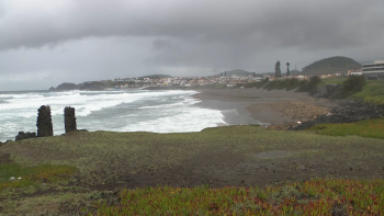 Imagem de Save Azores Waves e SOS Monte Verde alertam: Praia do Monte verde está em risco de desaparecer