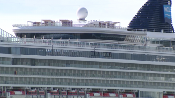 Imagem de 12 mil pessoas em 3 navios de cruzeiro no Porto de Ponta Delgada