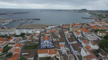 Imagem de Corpo de homem de 81 anos encontrado junto ao Porto de Pescas da Praia da Vitória