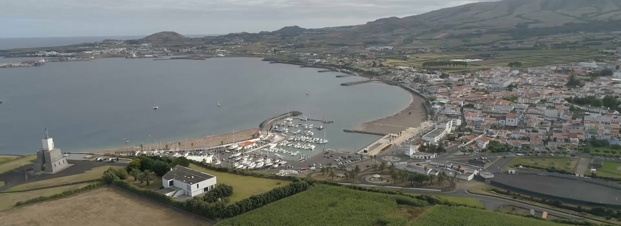 Imagem de Encontrado corpo de homem a flutuar junto ao Porto de Pesca da Praia da Vitória