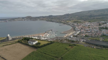 Imagem de Encontrado corpo de homem a flutuar junto ao Porto de Pesca da Praia da Vitória