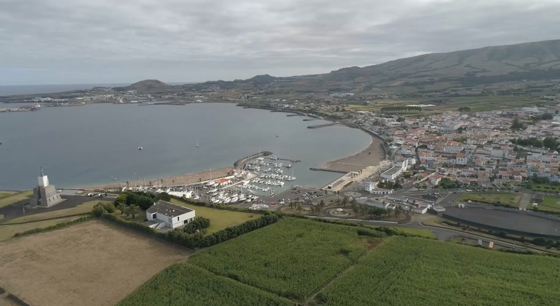 Imagem de Encontrado corpo de homem a flutuar junto ao Porto de Pesca da Praia da Vitória