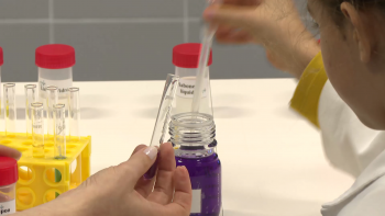 Imagem de Semana da Ciência e Tecnologia assinalada com espetáculo científico ‘Cores da Química’