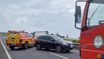 Imagem de Acidente de viação em São Miguel encerra SCUT no troço entre freguesia de São Pedro e Algarvia