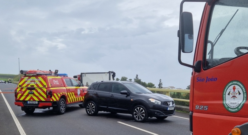 Imagem de Acidente de viação em São Miguel encerra SCUT no troço entre freguesia de São Pedro e Algarvia