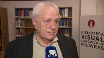 Imagem de ‘Cantata e Outros Poemas Errantes’ de Vasco Pereira da Costa explora o poder da palavra e a memória emocional